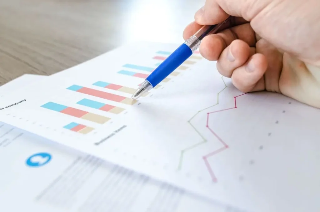 Image d'une main indiquant un graphique pour le projet sur l'intégration Excel